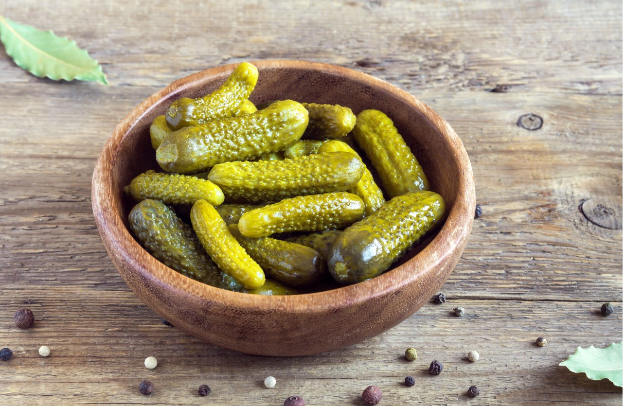 PEPINILLOS EN VINAGRE CON SALMÓN A LA PLANCHA A LAS FINAS HIERBAS